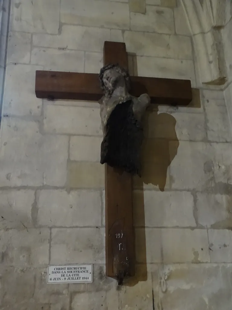 Fragment de statue : Christ en croix dans l'Église Saint-Jean de Caen