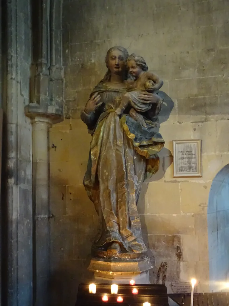 Statue : Notre-Dame de Protection dans l'Église Saint-Jean de Caen