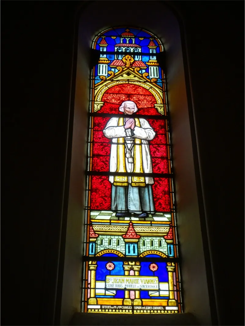 Vitrail Baie B : Beux Jean-Marie Vianney dans l'église Saint-Pierre d'Équemauville