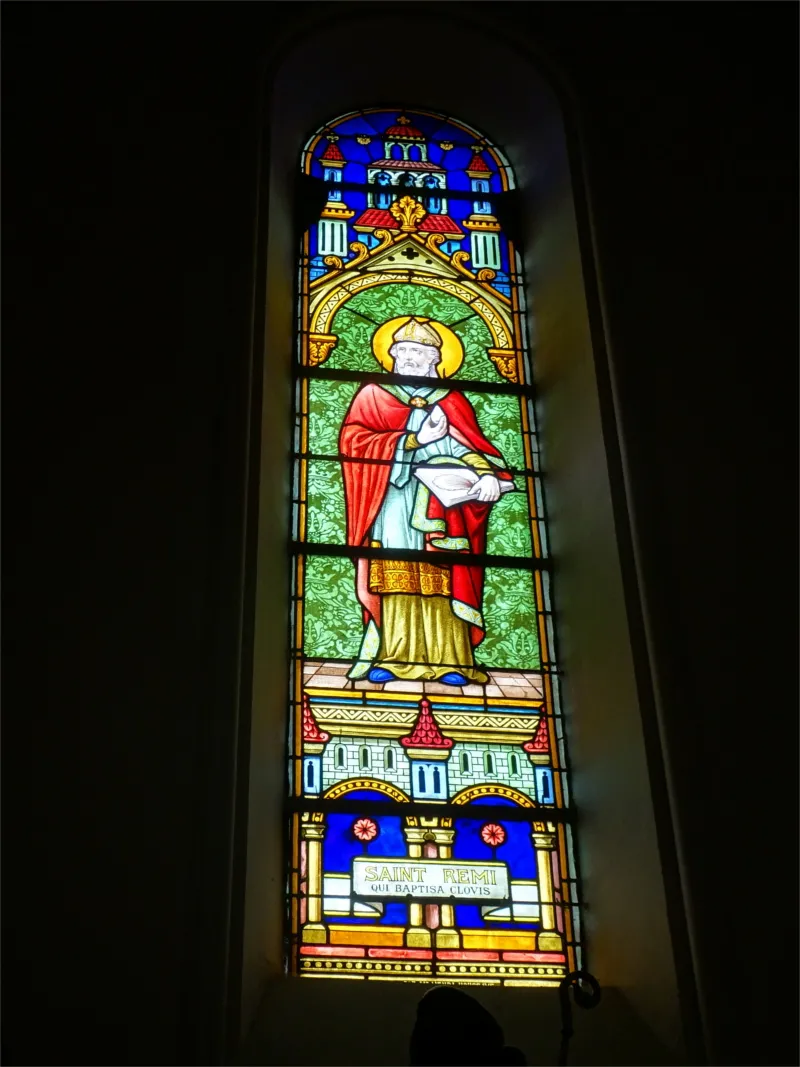 Vitrail Baie C : Saint Rémi dans l'église Saint-Pierre d'Équemauville