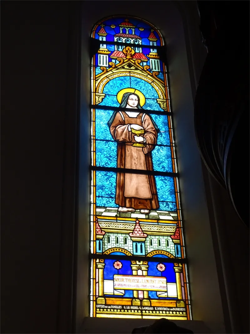 Vitrail Baie F : Sœur Thérèse de l'Enfant Jésus dans l'église Saint-Pierre d'Équemauville