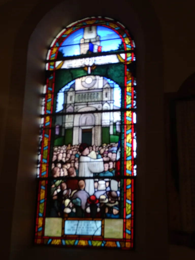 Vitrail Baie 5 : Le retour de la Grande Guerre dans l'Église Saint-Augustin de Deauville