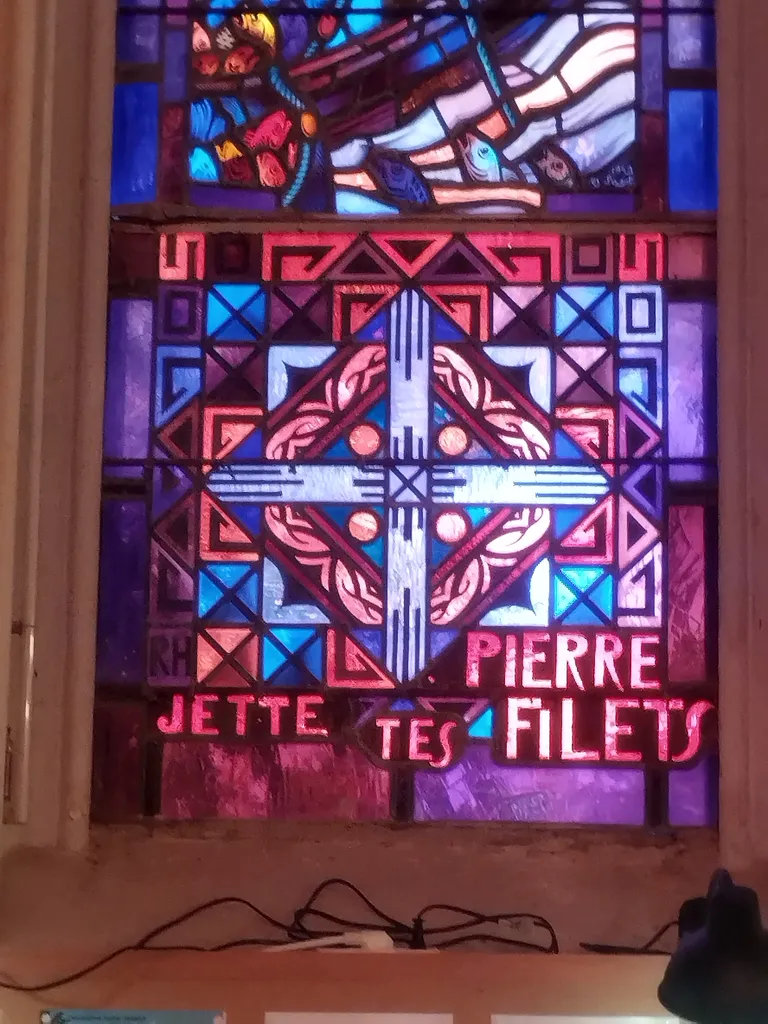 Vitrail Baie 1 : La Pêche miraculeuse dans la Chapelle Saint-Joseph du Hôme à Varaville