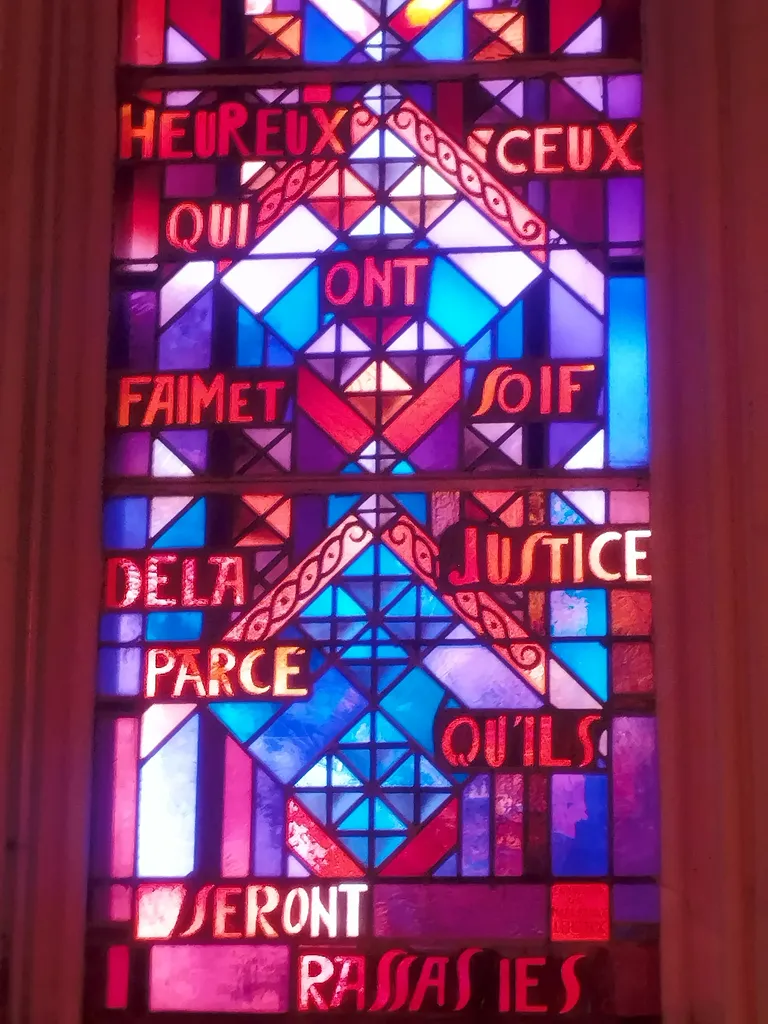 Vitrail Baie 3 : Heureux les doux, car ils posséderont la terre ! dans la Chapelle Saint-Joseph du Hôme à Varaville