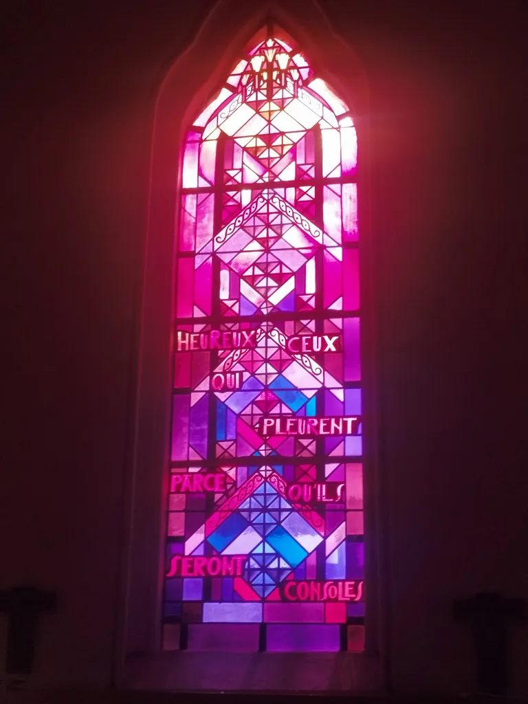 Vitrail Baie 4 : Heureux ceux qui pleurent, car ils seront consolés dans la Chapelle Saint-Joseph du Hôme à Varaville