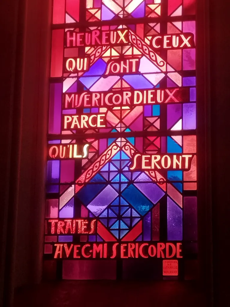Vitrail Baie 6 : Heureux ceux qui sont Miséreux... dans la Chapelle Saint-Joseph du Hôme à Varaville