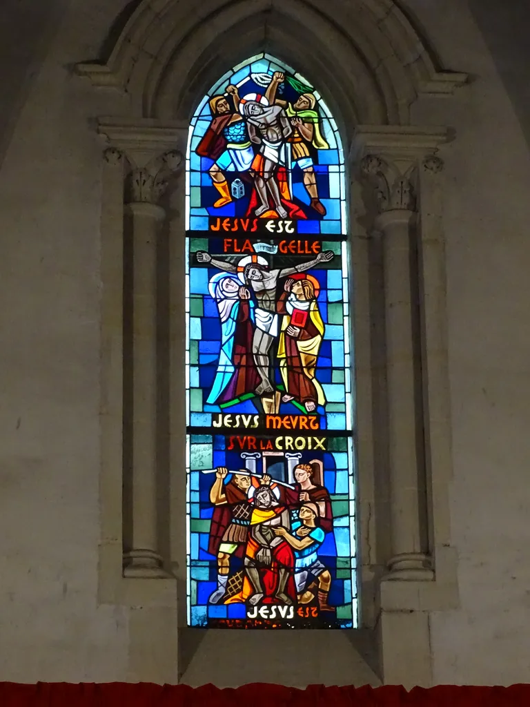 Vitrail Baie 0 : Jésus est flagélé, Jésus meurt sur la croix dans la Chapelle du Petit Lourdes à Hérouville-Saint-Clair