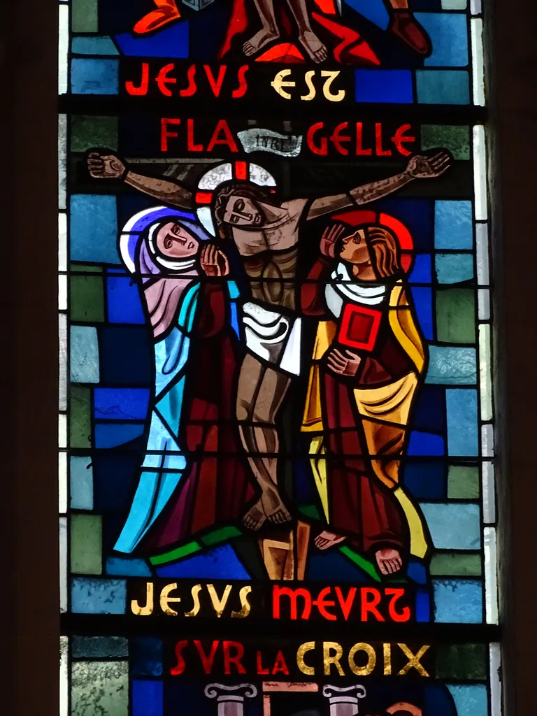Vitrail Baie 0 : Jésus est flagélé, Jésus meurt sur la croix dans la Chapelle du Petit Lourdes à Hérouville-Saint-Clair