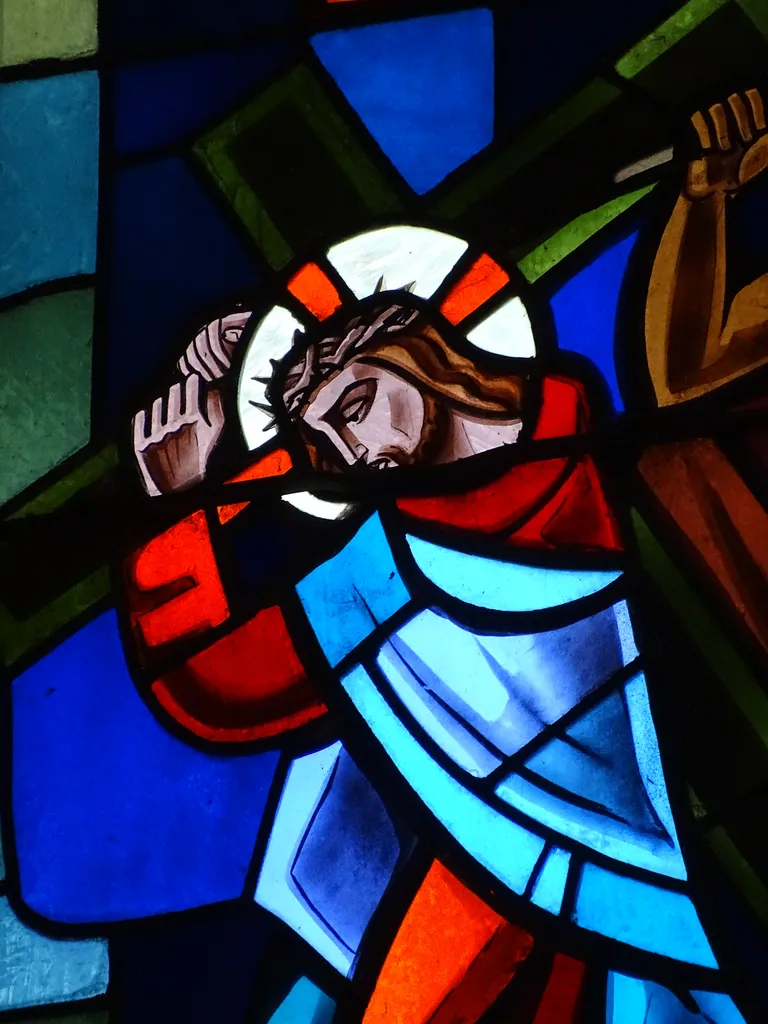 Vitrail Baie 2 : Jésus monte au ciel, Il ressuscite, Jésus porte sa croix dans la Chapelle du Petit Lourdes à Hérouville-Saint-Clair