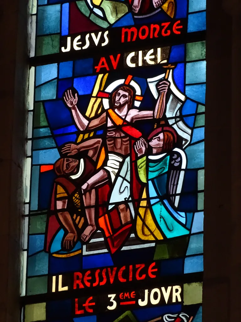 Vitrail Baie 2 : Jésus monte au ciel, Il ressuscite, Jésus porte sa croix dans la Chapelle du Petit Lourdes à Hérouville-Saint-Clair