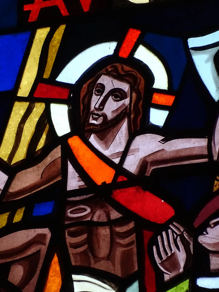 Vitrail Baie 2 : Jésus monte au ciel, Il ressuscite, Jésus porte sa croix dans la Chapelle du Petit Lourdes à Hérouville-Saint-Clair