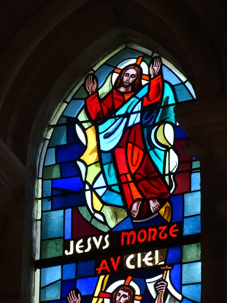 Vitrail Baie 2 : Jésus monte au ciel, Il ressuscite, Jésus porte sa croix dans la Chapelle du Petit Lourdes à Hérouville-Saint-Clair