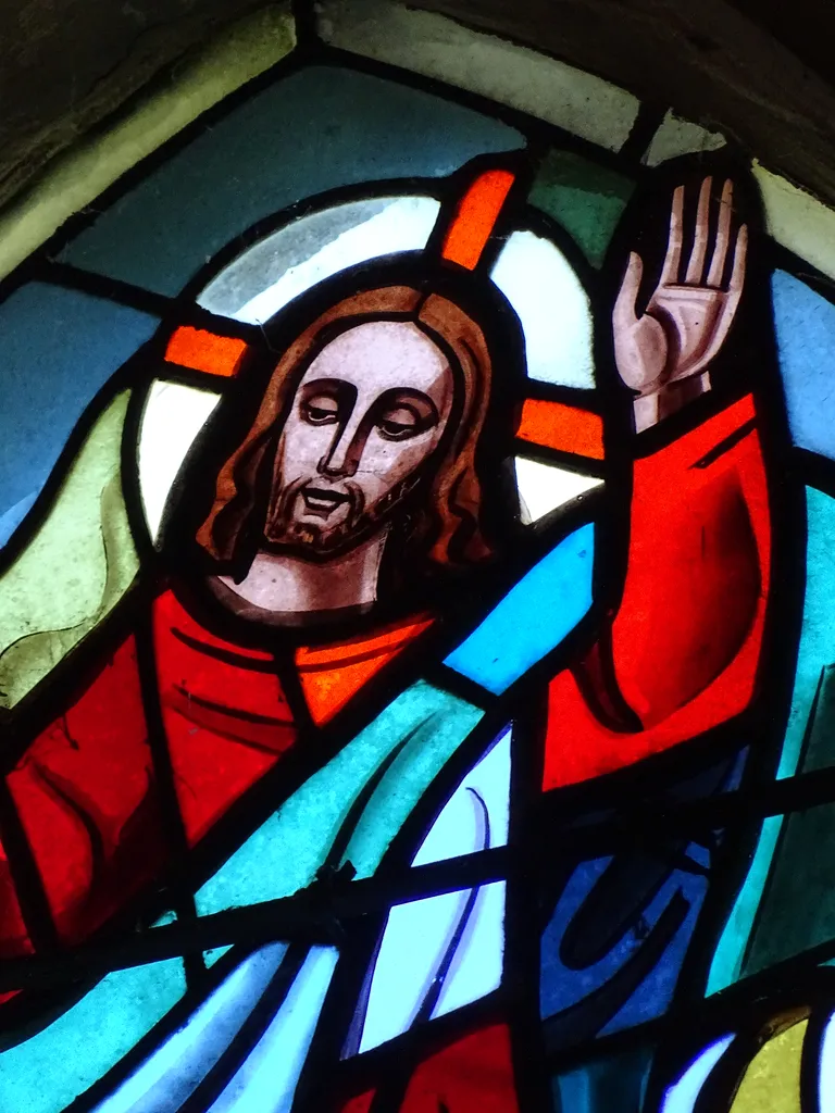 Vitrail Baie 2 : Jésus monte au ciel, Il ressuscite, Jésus porte sa croix dans la Chapelle du Petit Lourdes à Hérouville-Saint-Clair