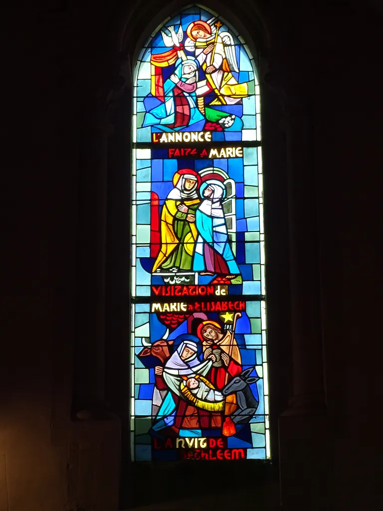 Vitrail Baie 3 : L'Annonce faite à Marie, Visitation de Marie à Élisabeth... dans la Chapelle du Petit Lourdes à Hérouville-Saint-Clair