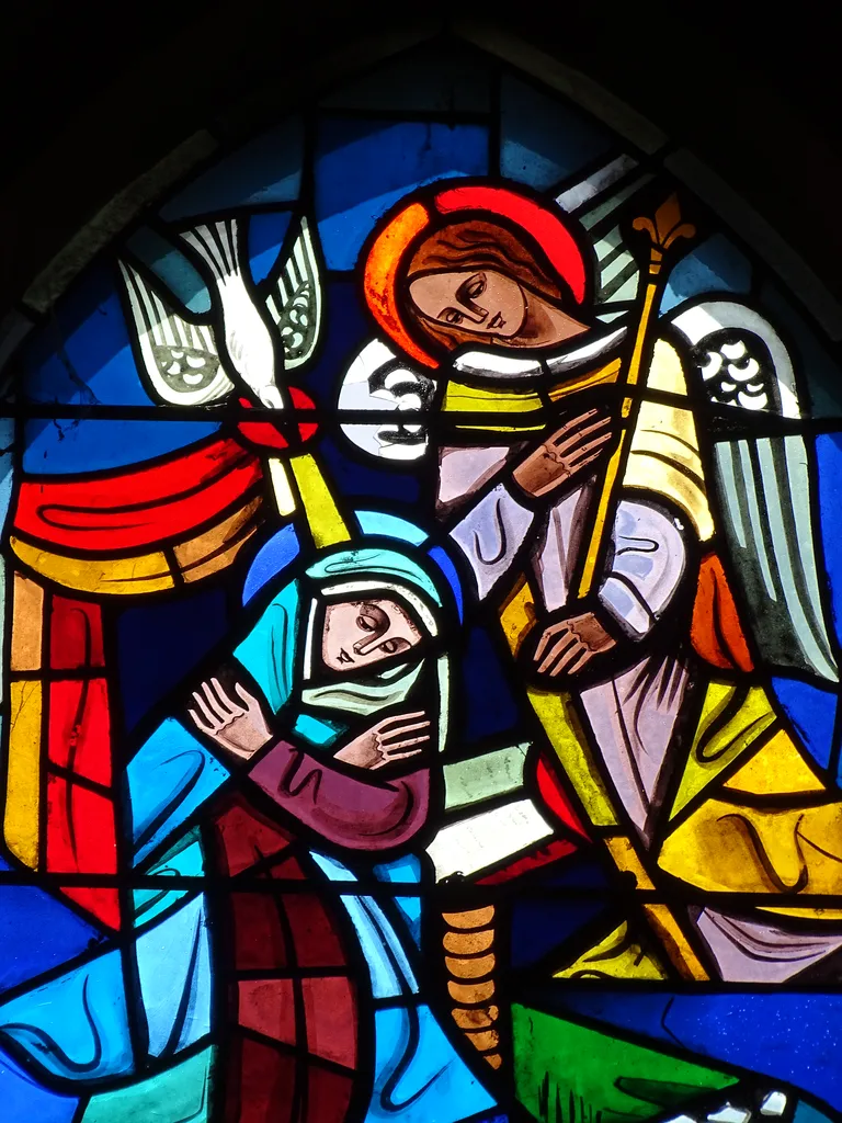 Vitrail Baie 3 : L'Annonce faite à Marie, Visitation de Marie à Élisabeth... dans la Chapelle du Petit Lourdes à Hérouville-Saint-Clair