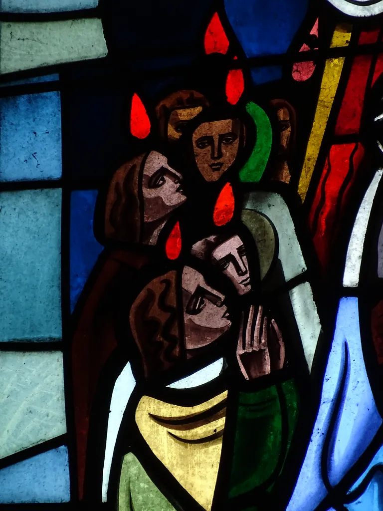Vitrail Baie 4 : Couronnement de Marie, Marie monte au ciel... dans la Chapelle du Petit Lourdes à Hérouville-Saint-Clair