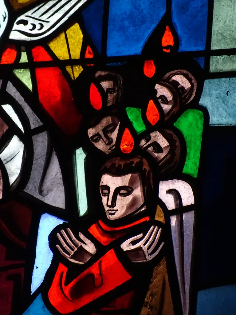 Vitrail Baie 4 : Couronnement de Marie, Marie monte au ciel... dans la Chapelle du Petit Lourdes à Hérouville-Saint-Clair