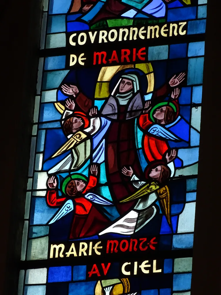 Vitrail Baie 4 : Couronnement de Marie, Marie monte au ciel... dans la Chapelle du Petit Lourdes à Hérouville-Saint-Clair