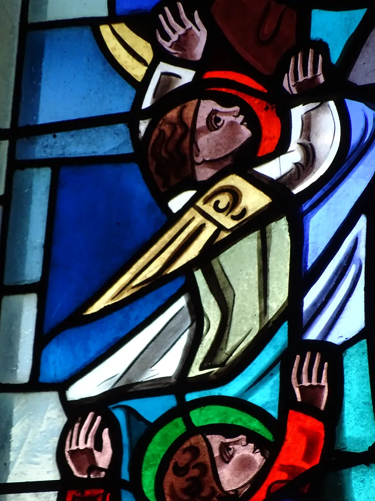 Vitrail Baie 4 : Couronnement de Marie, Marie monte au ciel... dans la Chapelle du Petit Lourdes à Hérouville-Saint-Clair