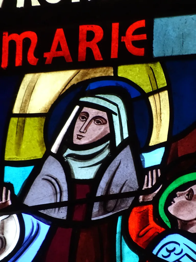 Vitrail Baie 4 : Couronnement de Marie, Marie monte au ciel... dans la Chapelle du Petit Lourdes à Hérouville-Saint-Clair