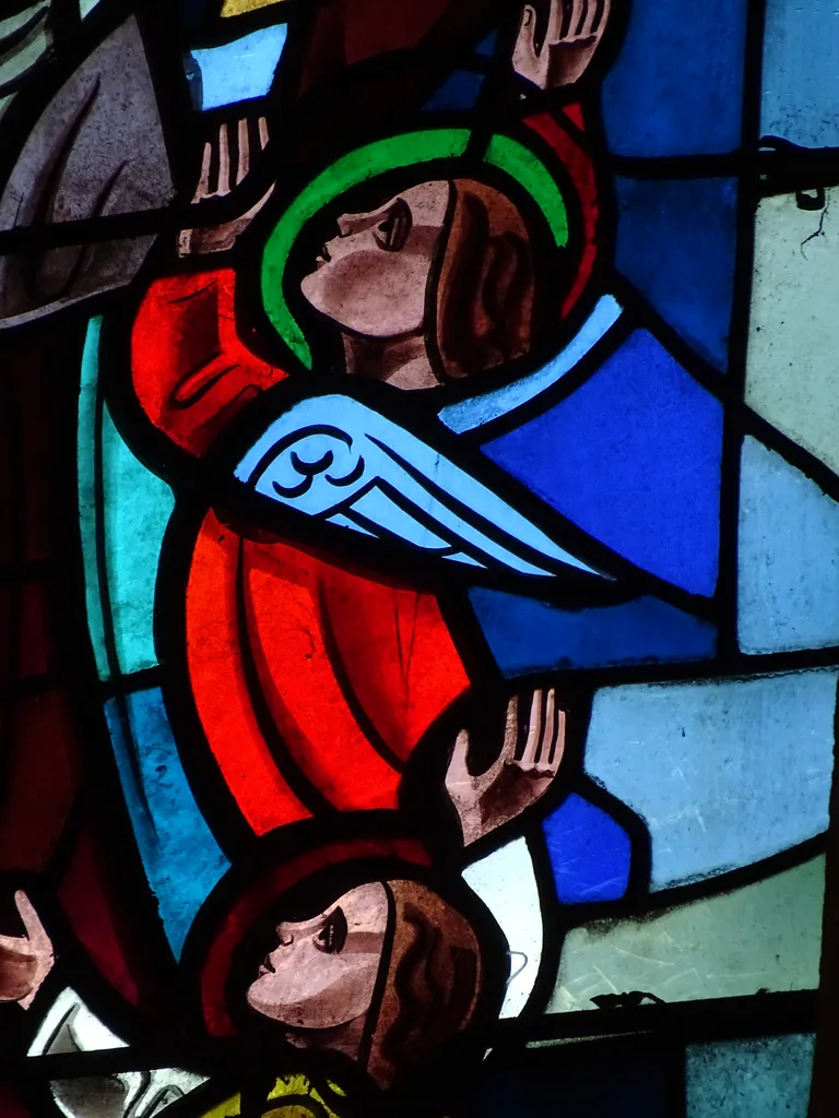 Vitrail Baie 4 : Couronnement de Marie, Marie monte au ciel... dans la Chapelle du Petit Lourdes à Hérouville-Saint-Clair