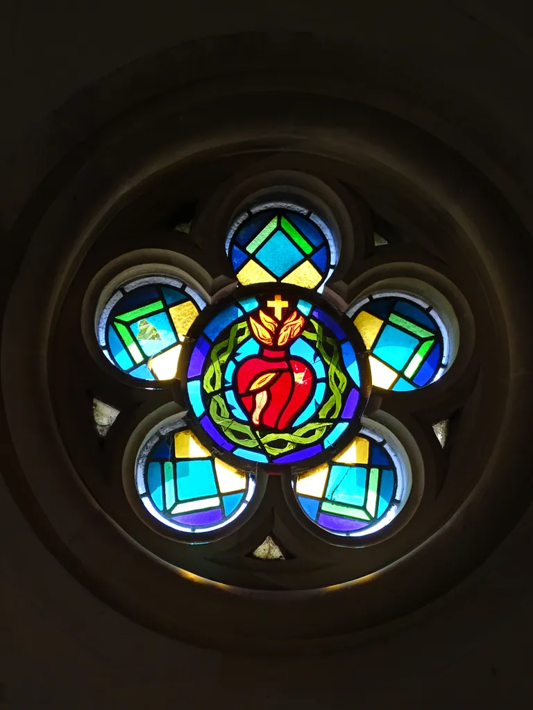Vitrail Baie 5 : Sacré-Cœur de Jésus dans la Chapelle du Petit Lourdes à Hérouville-Saint-Clair