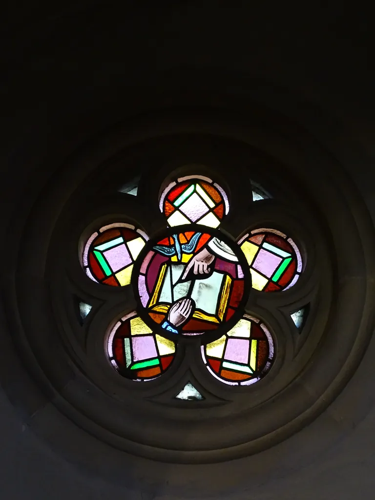 Vitrail Baie 6 : La Transmission du Savoir dans la Chapelle du Petit Lourdes à Hérouville-Saint-Clair