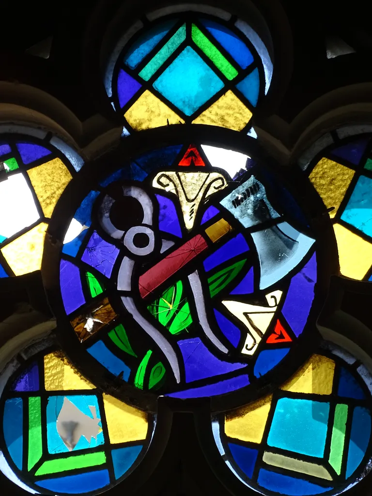 Vitrail Baie 7 : Attributs de Saint-Joseph dans la Chapelle du Petit Lourdes à Hérouville-Saint-Clair