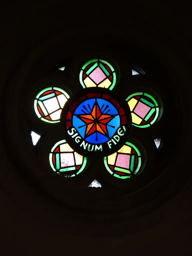 Vitrail Baie 10 : Signum Fidei dans la Chapelle du Petit Lourdes à Hérouville-Saint-Clair