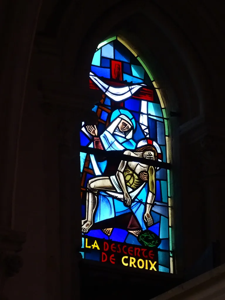 Vitrail Baie 102 : La descente de croix dans la Chapelle du Petit Lourdes à Hérouville-Saint-Clair