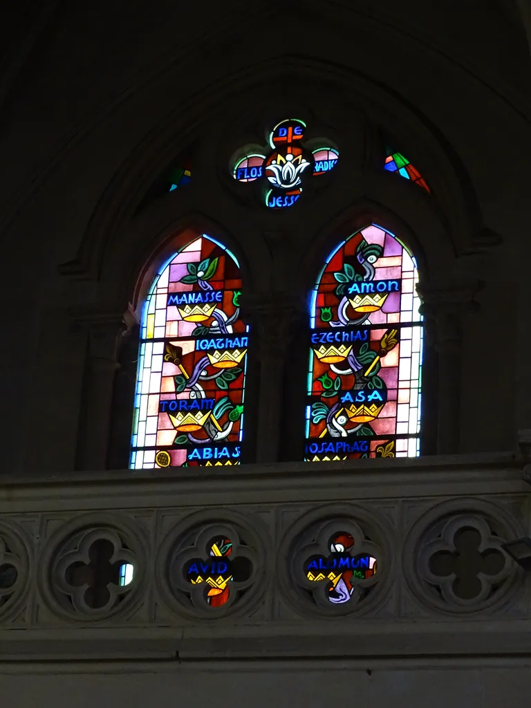 Vitrail Baie 104 : Flos de radice Jesse, Manassé, Joatham, Joram, Abias, Amon... dans la Chapelle du Petit Lourdes à Hérouville-Saint-Clair