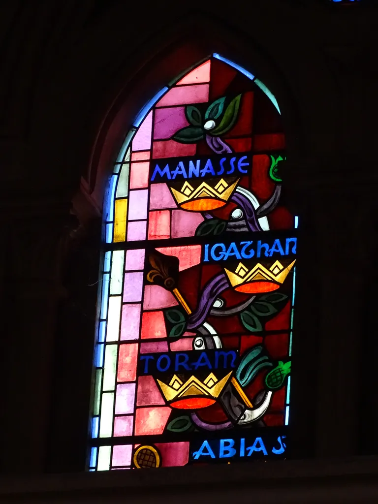 Vitrail Baie 104 : Flos de radice Jesse, Manassé, Joatham, Joram, Abias, Amon... dans la Chapelle du Petit Lourdes à Hérouville-Saint-Clair