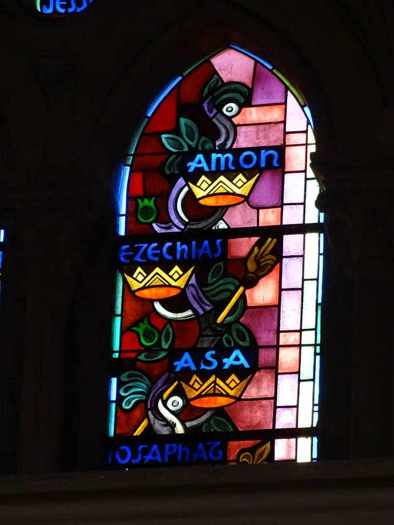 Vitrail Baie 104 : Flos de radice Jesse, Manassé, Joatham, Joram, Abias, Amon... dans la Chapelle du Petit Lourdes à Hérouville-Saint-Clair