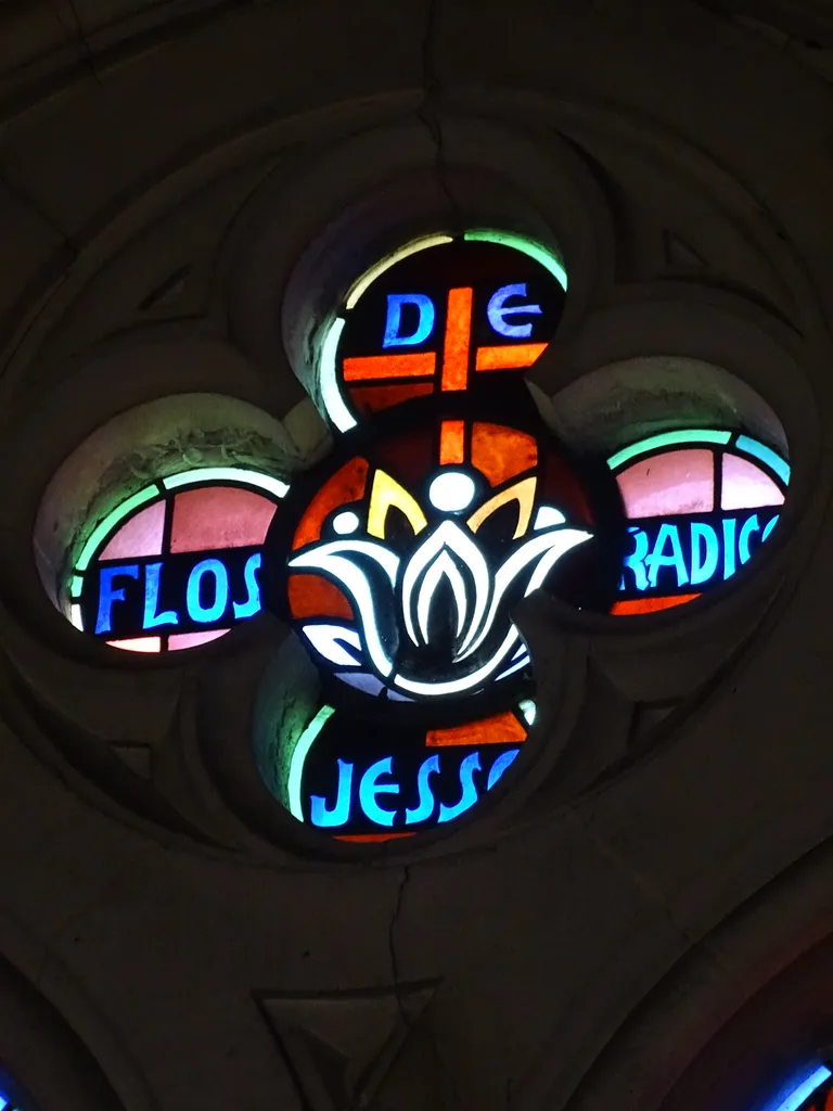 Vitrail Baie 104 : Flos de radice Jesse, Manassé, Joatham, Joram, Abias, Amon... dans la Chapelle du Petit Lourdes à Hérouville-Saint-Clair