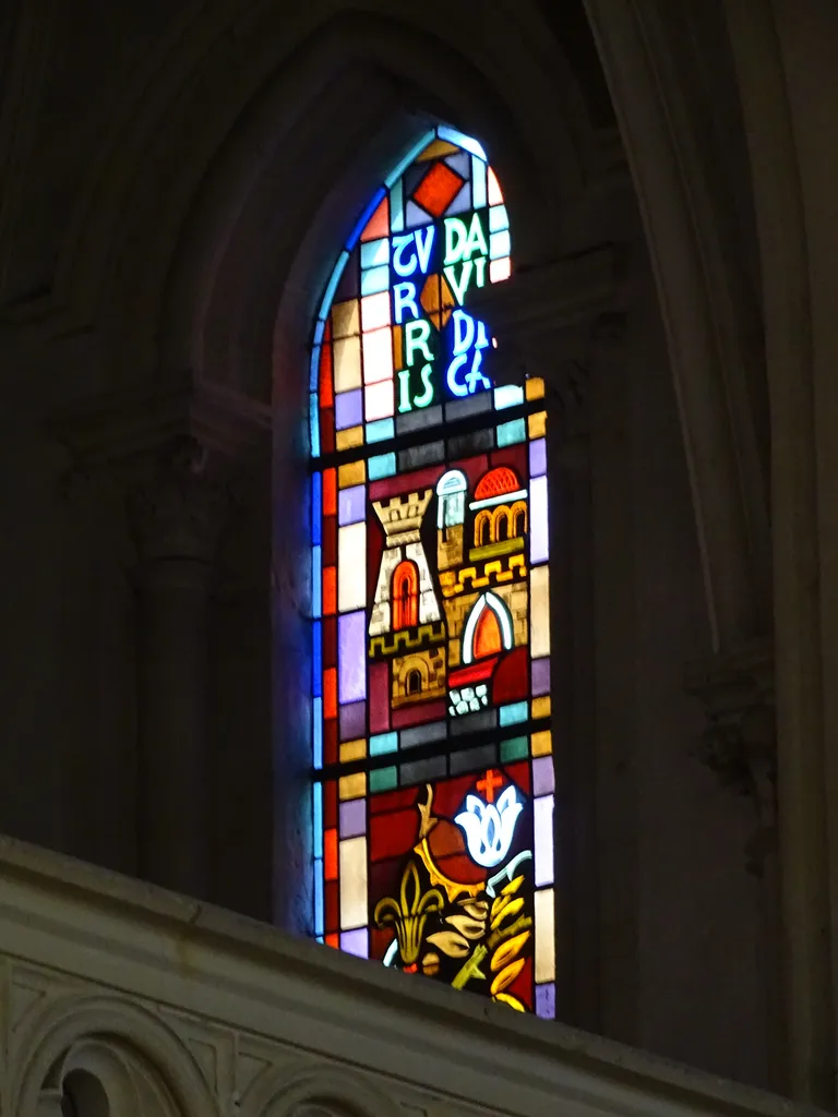 Vitrail Baie 106 : Turris Davidica dans la Chapelle du Petit Lourdes à Hérouville-Saint-Clair