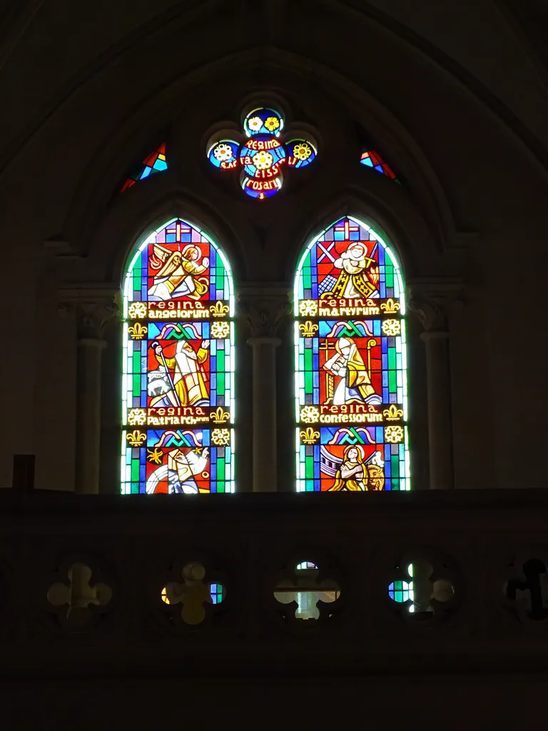 Vitrail Baie 103 : Reine du très saint rosaire, des anges, des patriarches... dans la Chapelle du Petit Lourdes à Hérouville-Saint-Clair