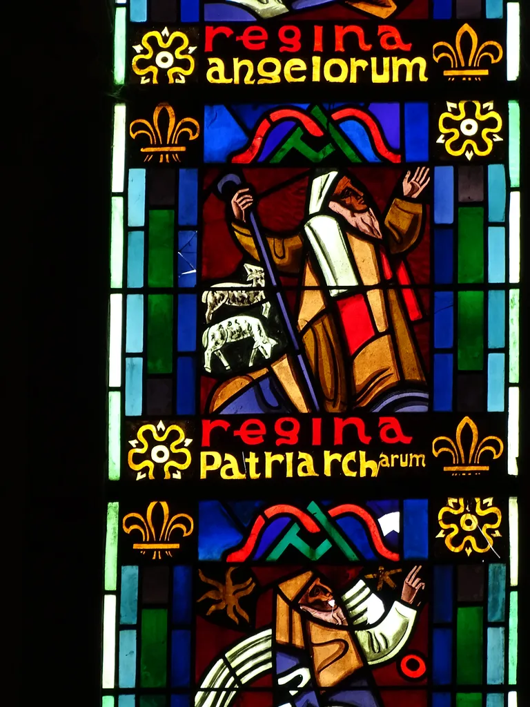 Vitrail Baie 103 : Reine du très saint rosaire, des anges, des patriarches... dans la Chapelle du Petit Lourdes à Hérouville-Saint-Clair