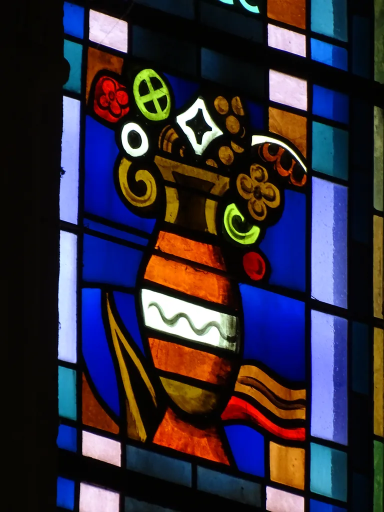 Vitrail Baie 105 : Vas spirituale dans la Chapelle du Petit Lourdes à Hérouville-Saint-Clair