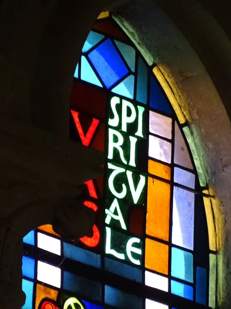 Vitrail Baie 105 : Vas spirituale dans la Chapelle du Petit Lourdes à Hérouville-Saint-Clair