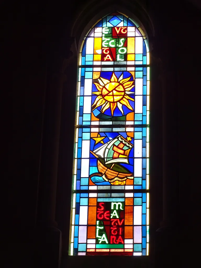 Vitrail Baie 107 : Electa ut sol, Stella matutina dans la Chapelle du Petit Lourdes à Hérouville-Saint-Clair