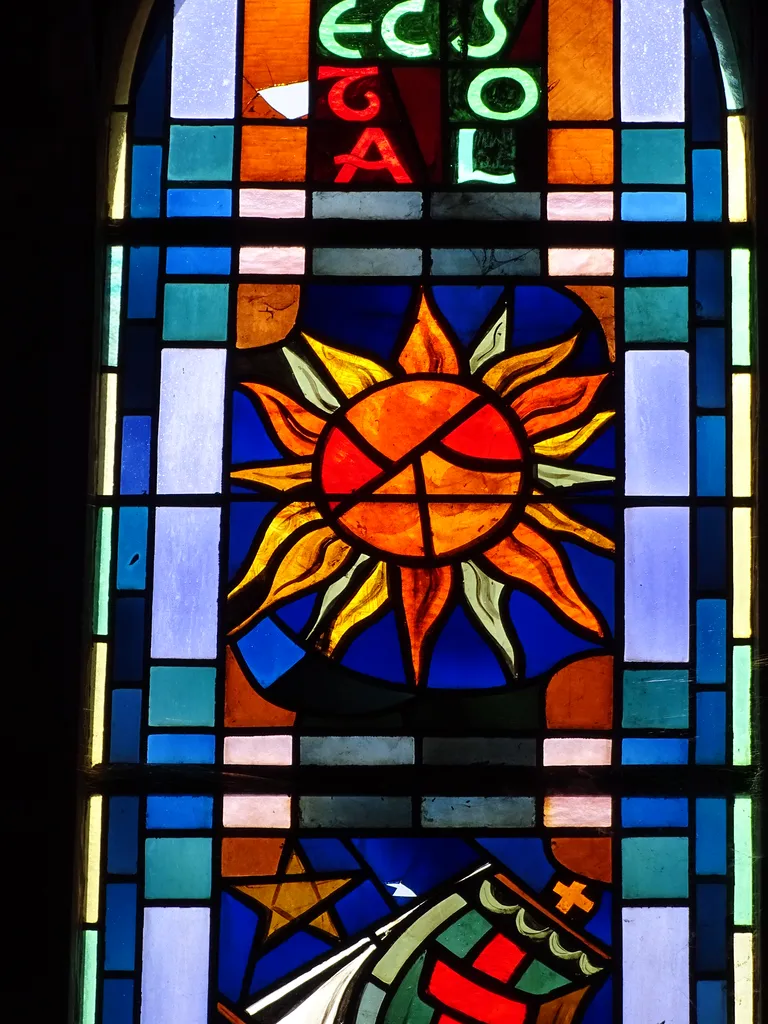 Vitrail Baie 107 : Electa ut sol, Stella matutina dans la Chapelle du Petit Lourdes à Hérouville-Saint-Clair