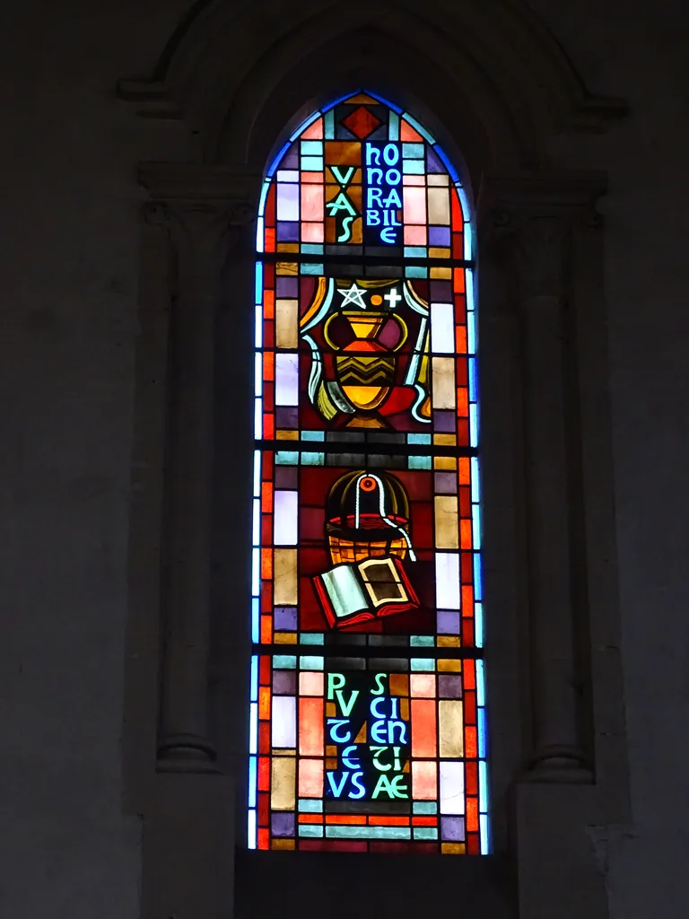 Vitrail Baie 108 : Vas honorabile, Sedes sapientiae dans la Chapelle du Petit Lourdes à Hérouville-Saint-Clair