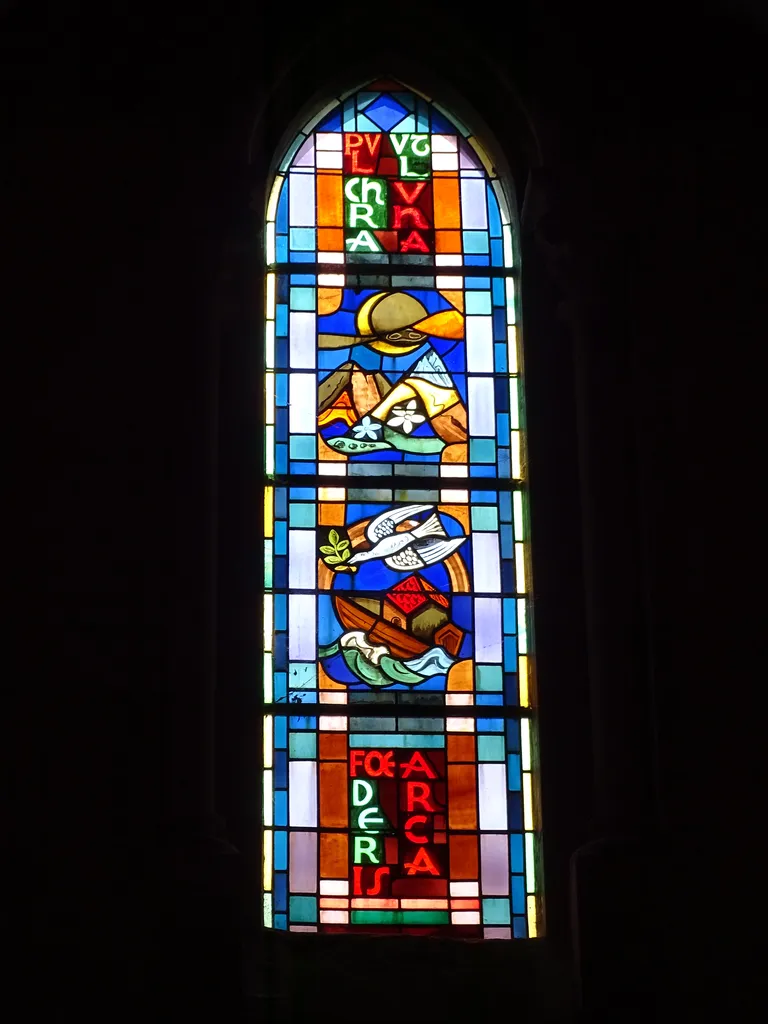 Vitrail Baie 109 : Pulchra ut luna, Foederis arca dans la Chapelle du Petit Lourdes à Hérouville-Saint-Clair