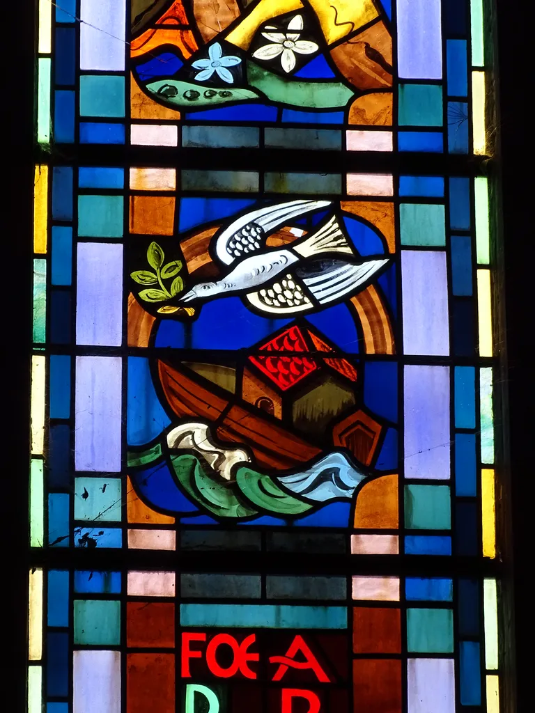 Vitrail Baie 109 : Pulchra ut luna, Foederis arca dans la Chapelle du Petit Lourdes à Hérouville-Saint-Clair