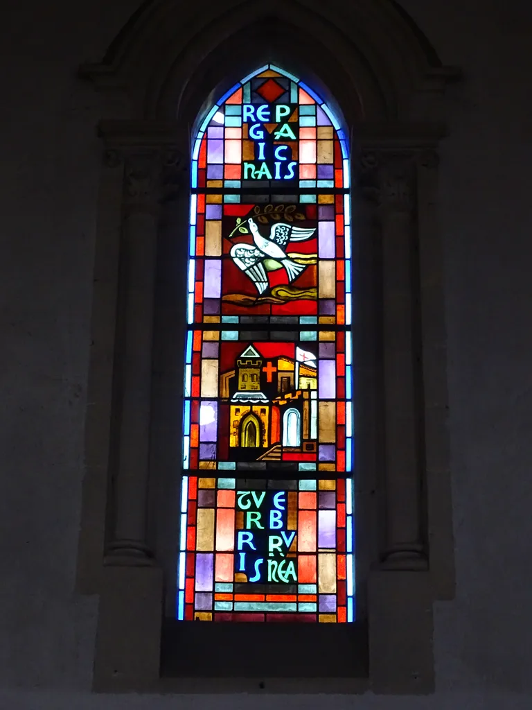 Vitrail Baie 110 : Regina pacis, Turris eburnea dans la Chapelle du Petit Lourdes à Hérouville-Saint-Clair