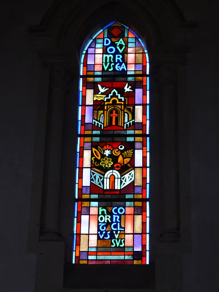 Vitrail Baie 112 : Domus aurea, Hortus conclusus dans la Chapelle du Petit Lourdes à Hérouville-Saint-Clair
