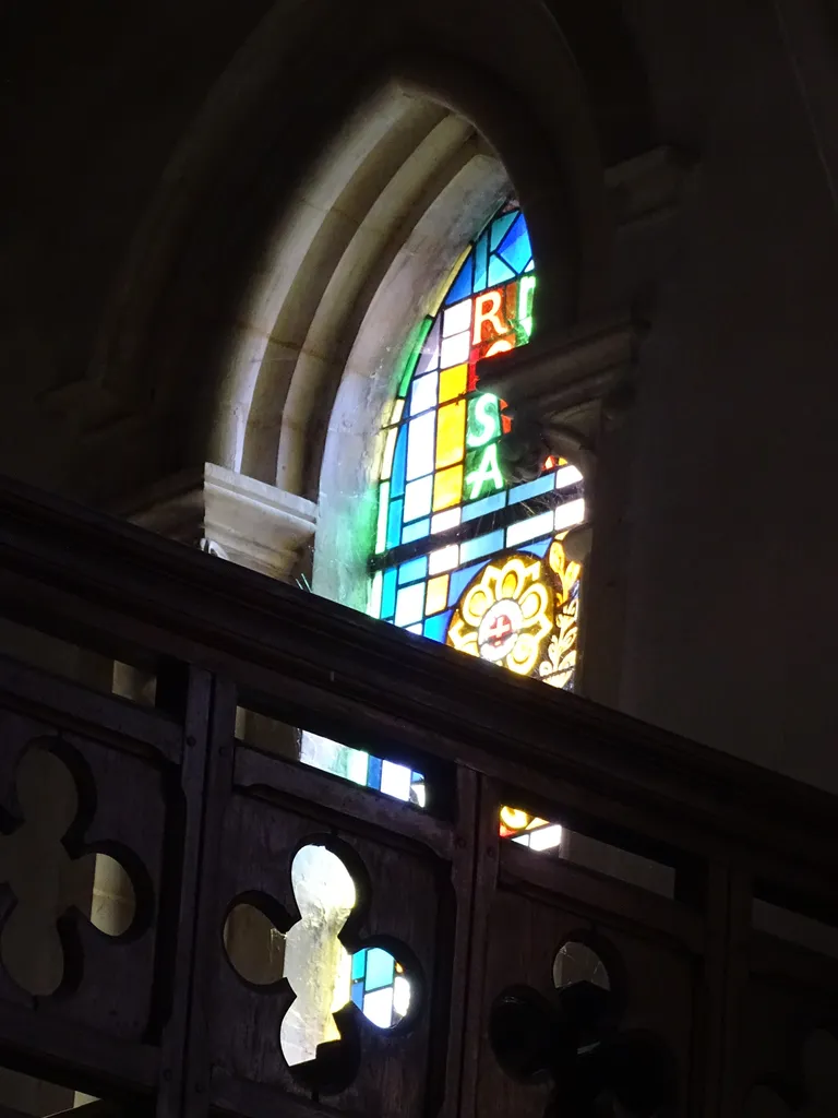 Vitrail Baie 113 : Rosa mystica dans la Chapelle du Petit Lourdes à Hérouville-Saint-Clair