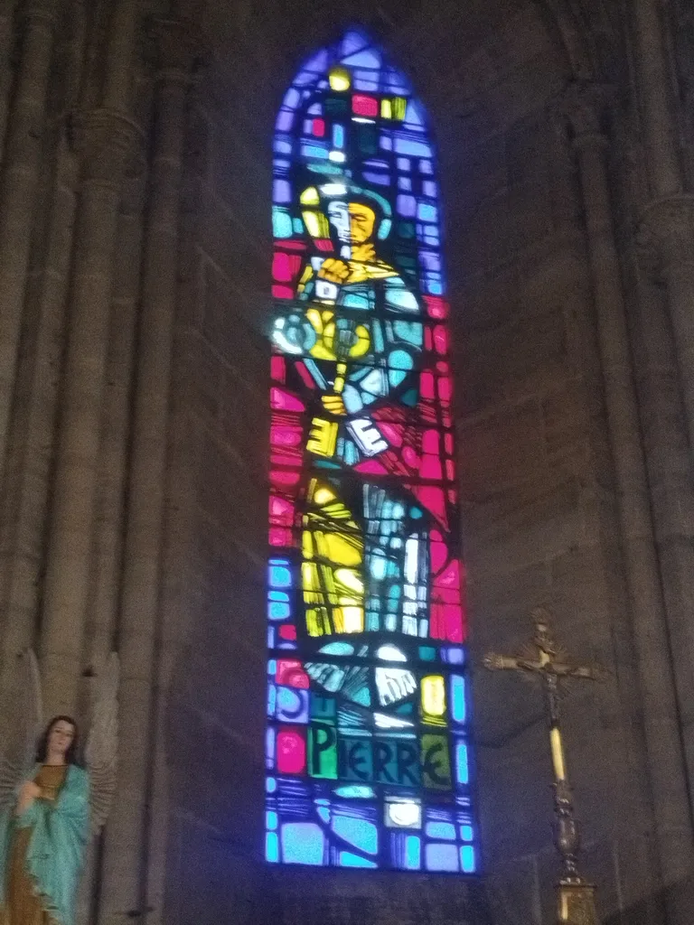 Vitrail Baie 0 : Saint-Pierre dans l'Église Saint-Georges à Isigny-sur-Mer