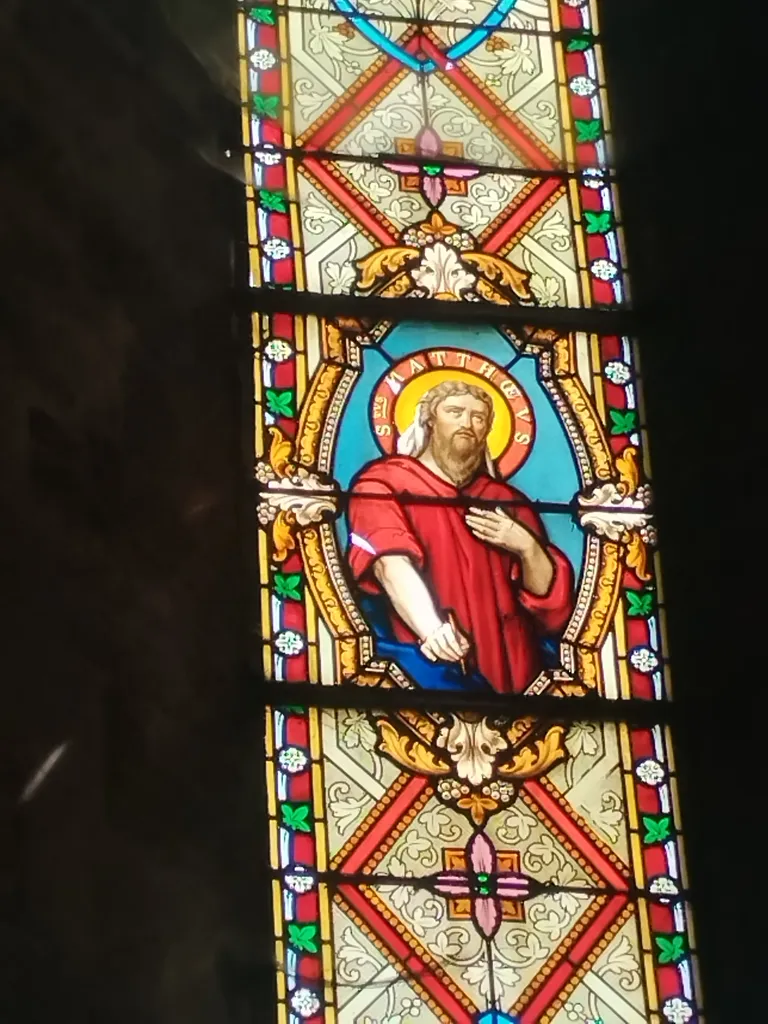 Vitrail Baie 4 : Saint-Matthieu dans l'Église Saint-Georges à Isigny-sur-Mer