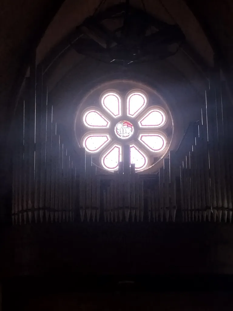 Vitrail Baie 00 : Rosace dans l'Église Saint-Georges à Isigny-sur-Mer